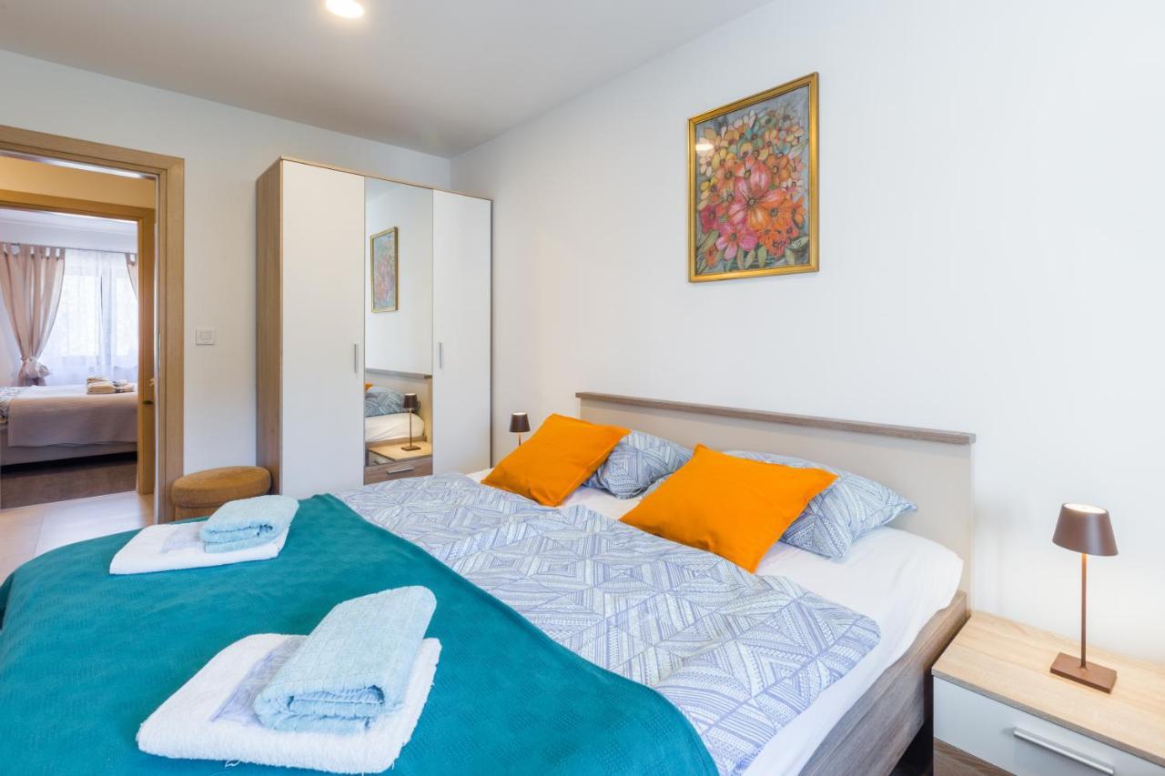 Alex Deluxe Apartments On Beach Пореч Екстериор снимка