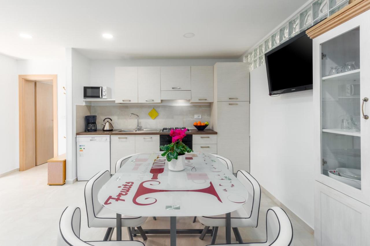 Alex Deluxe Apartments On Beach Пореч Екстериор снимка