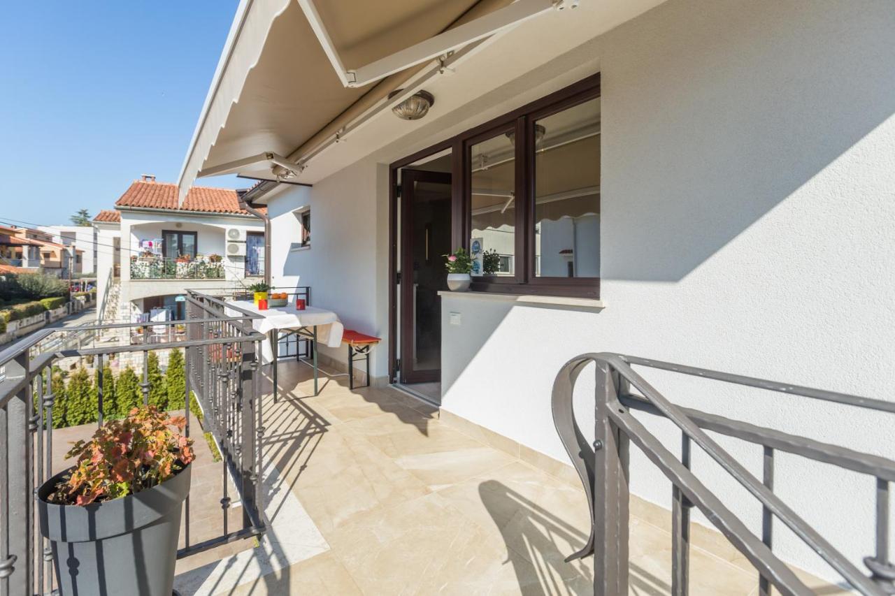 Alex Deluxe Apartments On Beach Пореч Екстериор снимка