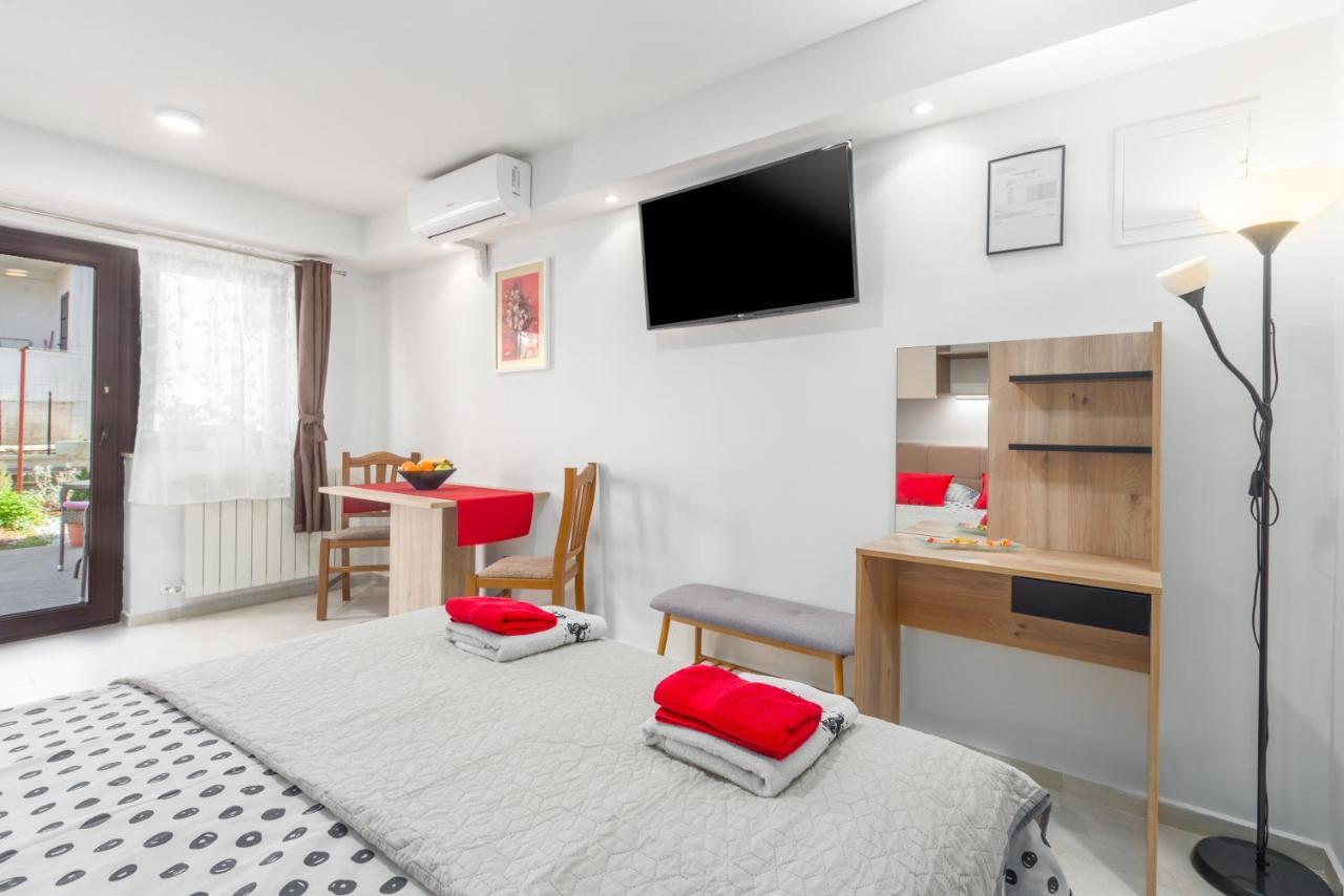 Alex Deluxe Apartments On Beach Пореч Екстериор снимка
