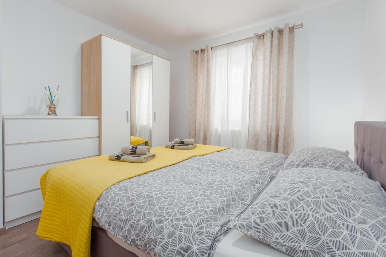 Alex Deluxe Apartments On Beach Пореч Екстериор снимка