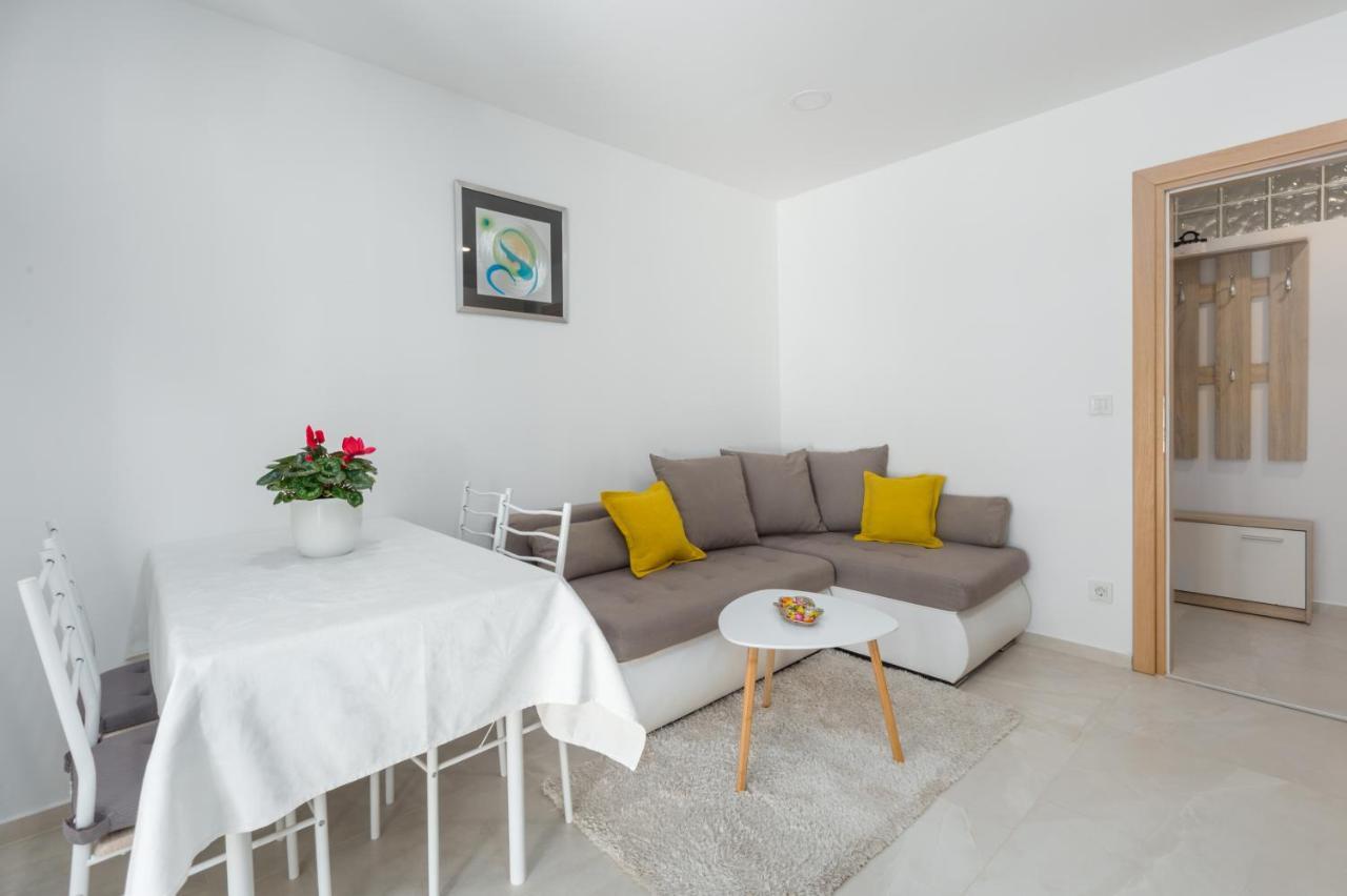 Alex Deluxe Apartments On Beach Пореч Екстериор снимка