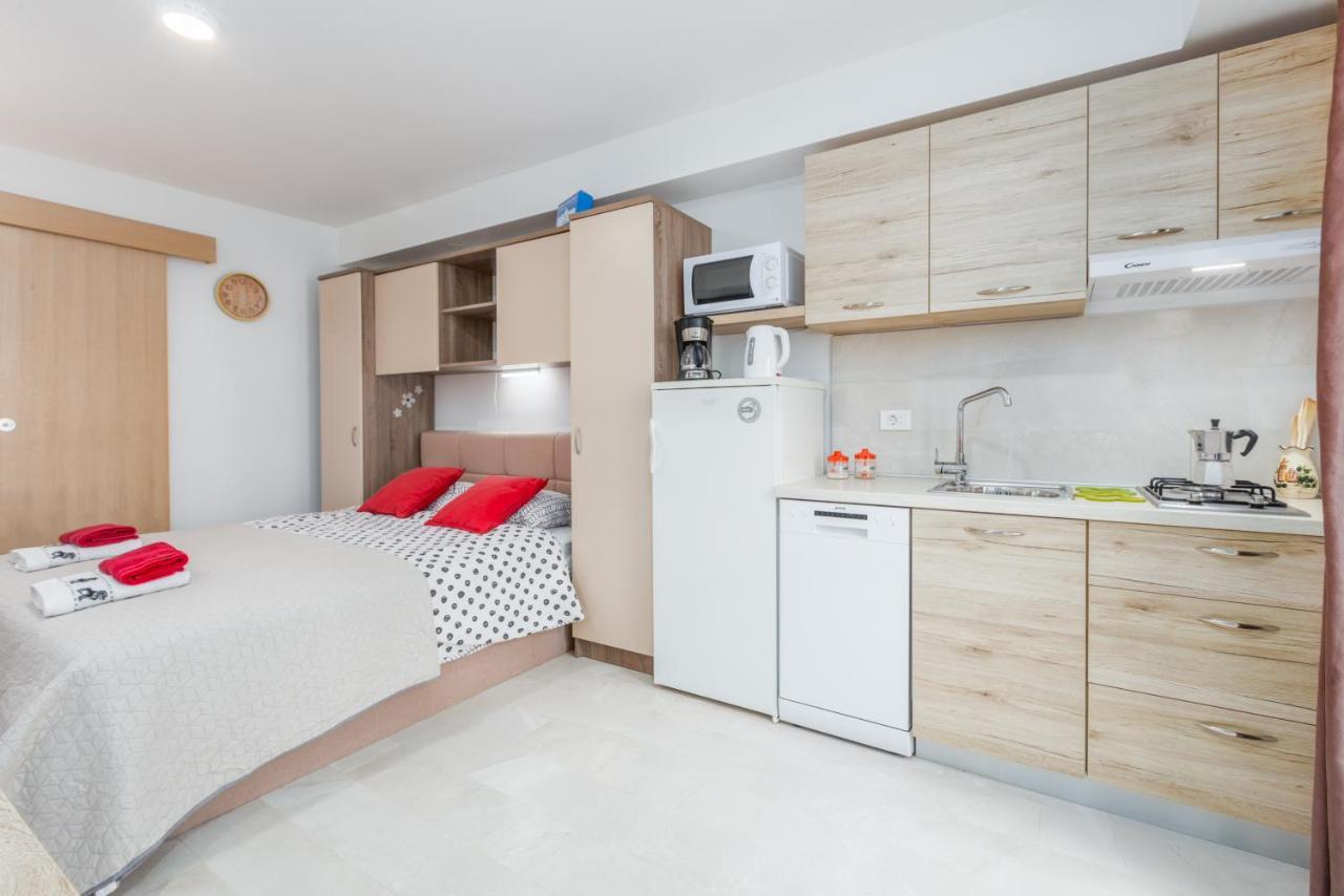 Alex Deluxe Apartments On Beach Пореч Екстериор снимка