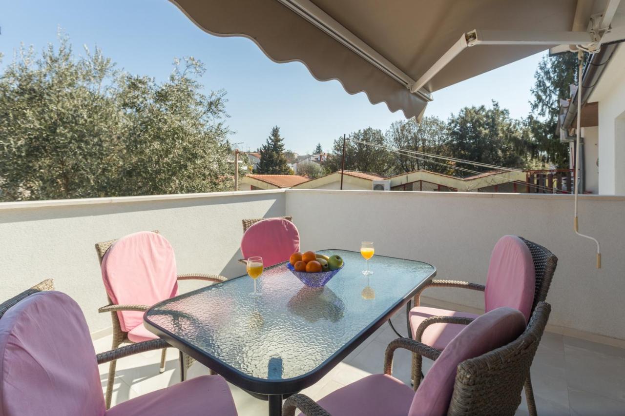 Alex Deluxe Apartments On Beach Пореч Екстериор снимка
