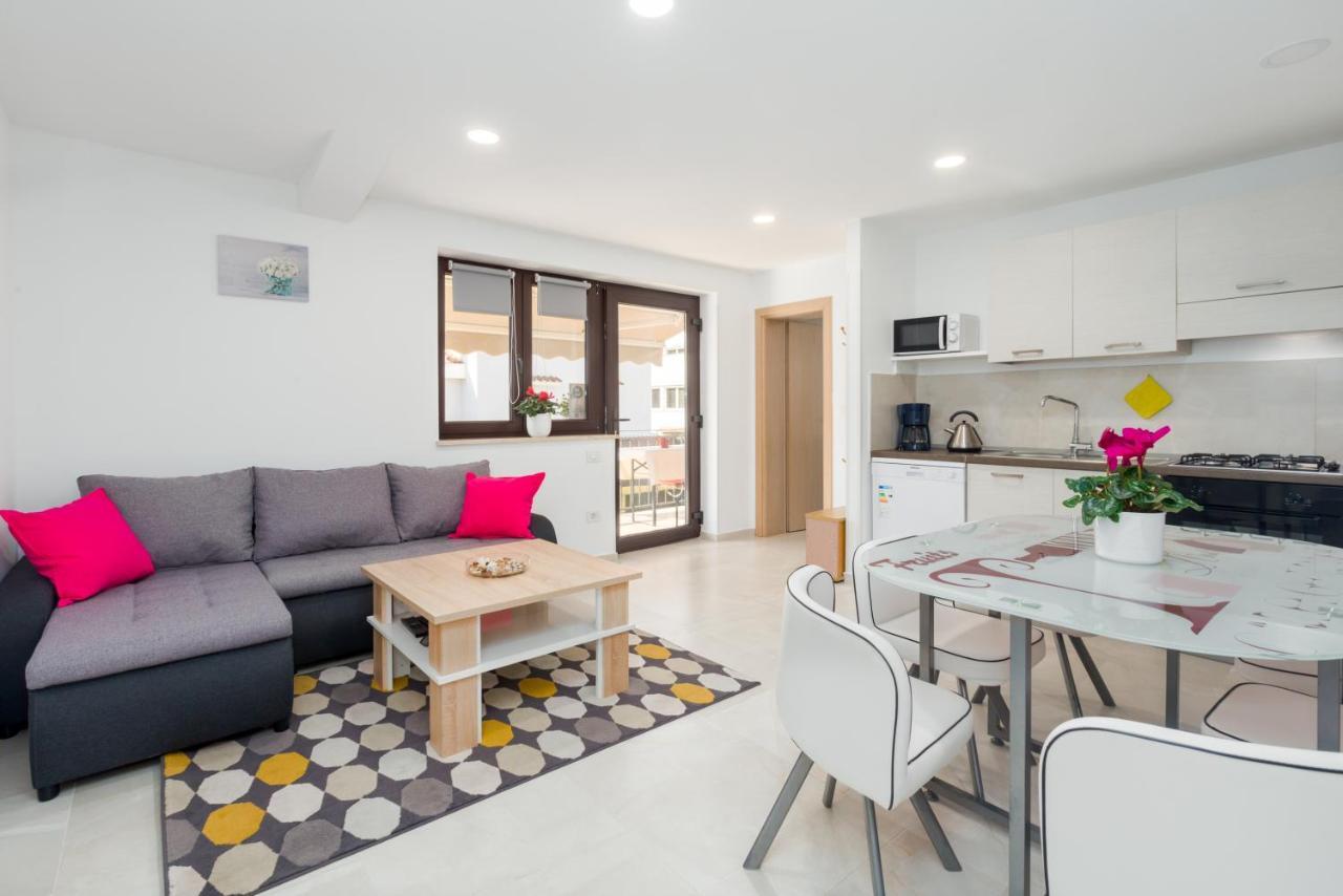 Alex Deluxe Apartments On Beach Пореч Екстериор снимка