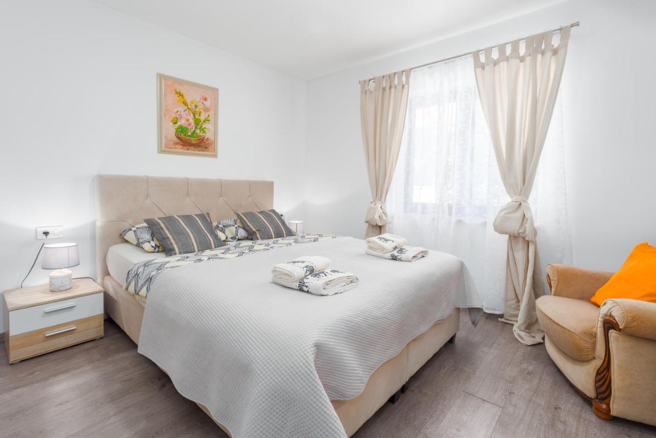 Alex Deluxe Apartments On Beach Пореч Екстериор снимка