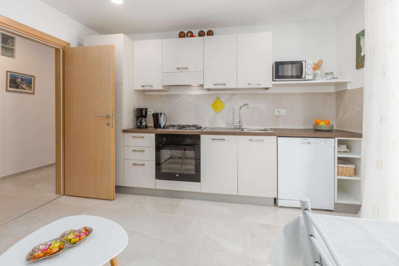 Alex Deluxe Apartments On Beach Пореч Екстериор снимка