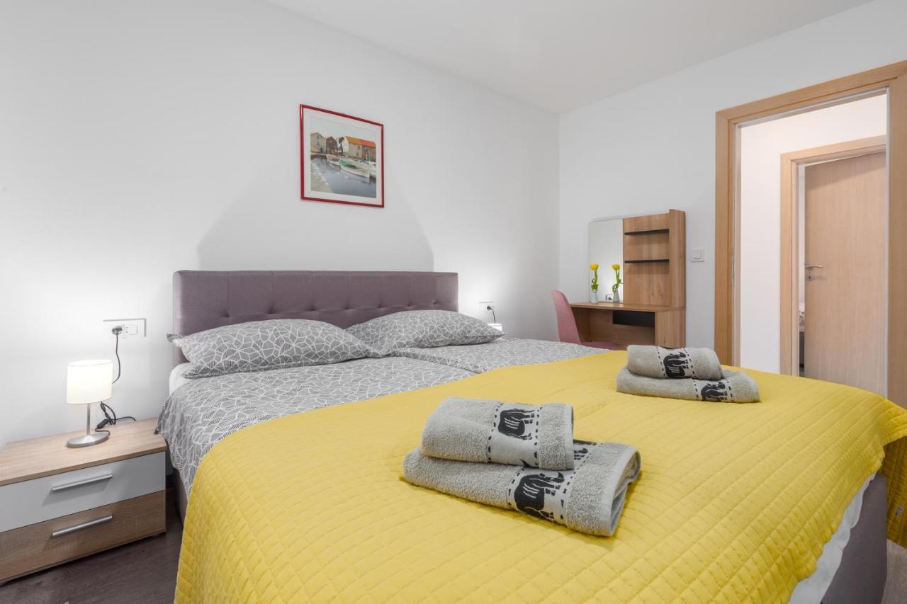 Alex Deluxe Apartments On Beach Пореч Екстериор снимка