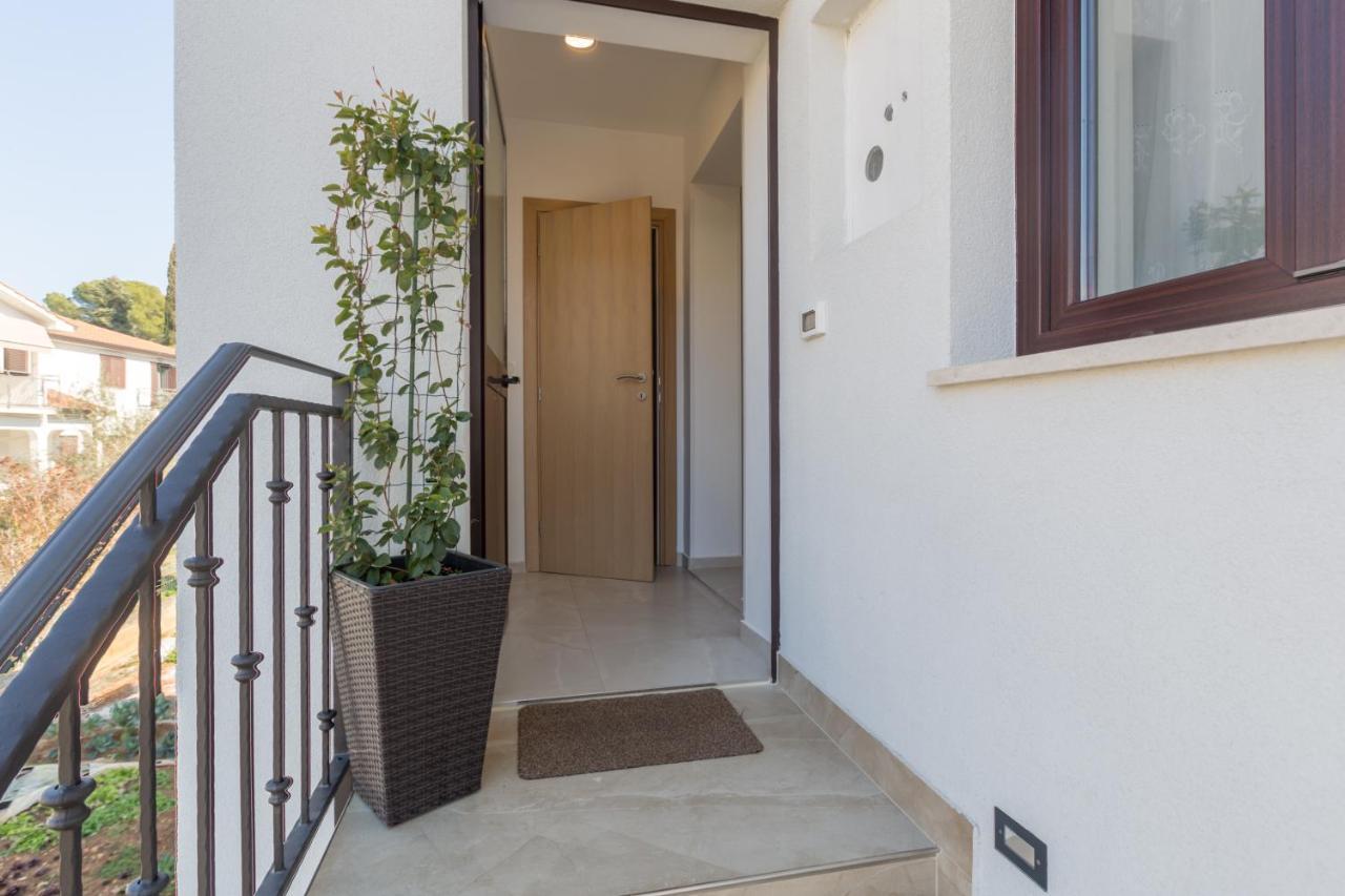 Alex Deluxe Apartments On Beach Пореч Екстериор снимка