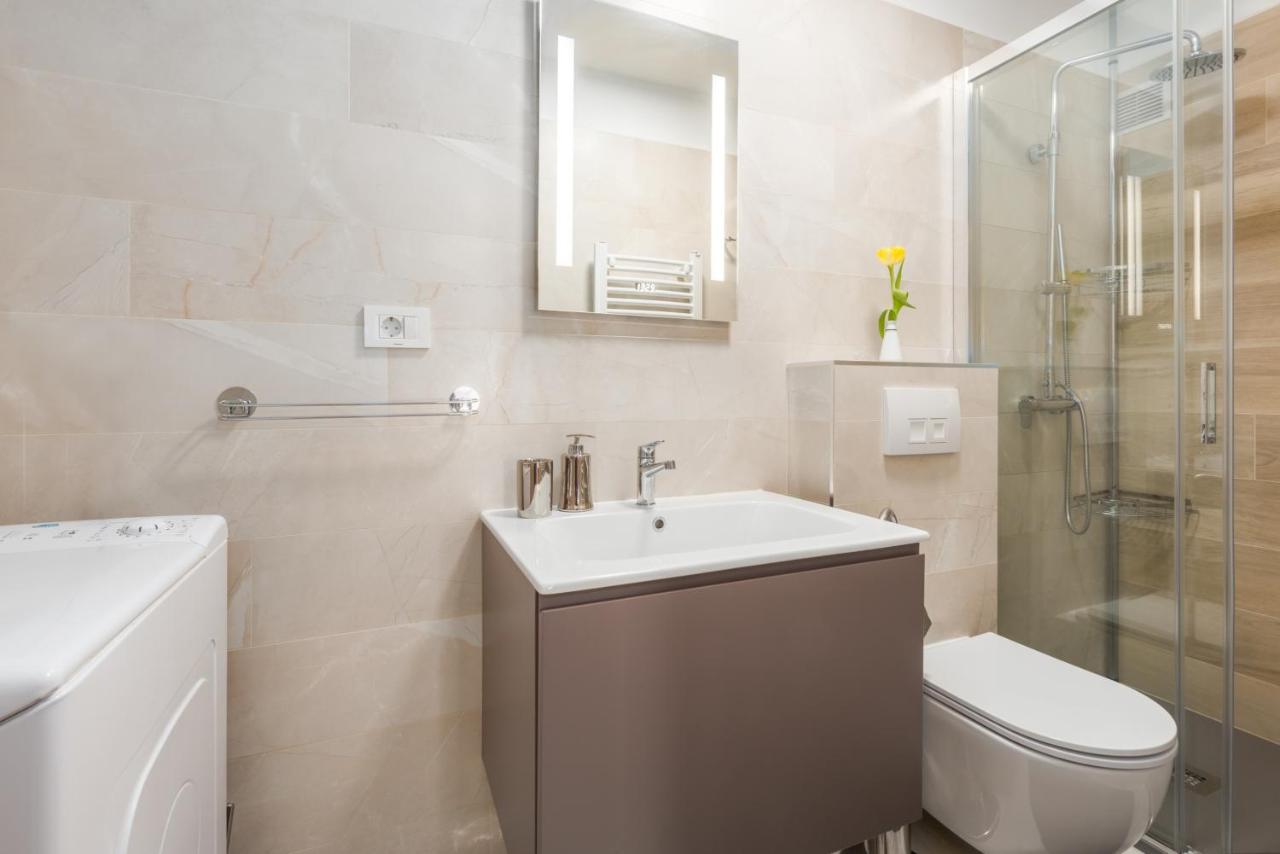 Alex Deluxe Apartments On Beach Пореч Екстериор снимка