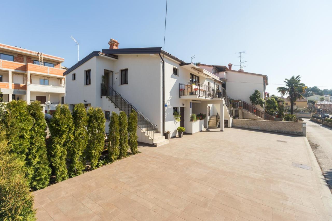 Alex Deluxe Apartments On Beach Пореч Екстериор снимка