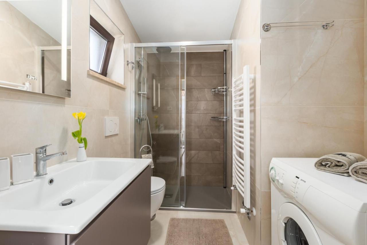 Alex Deluxe Apartments On Beach Пореч Екстериор снимка