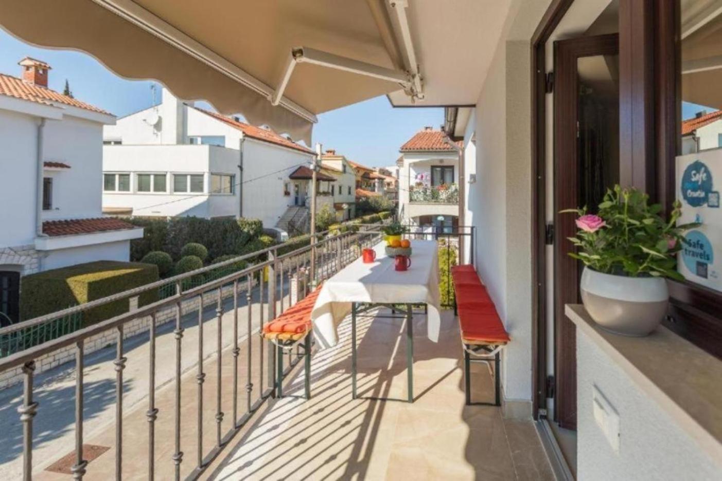 Alex Deluxe Apartments On Beach Пореч Екстериор снимка