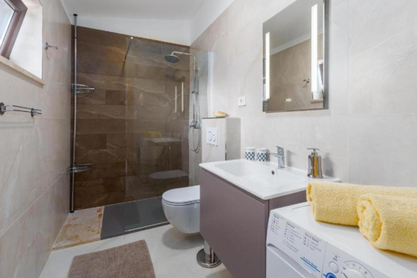 Alex Deluxe Apartments On Beach Пореч Екстериор снимка